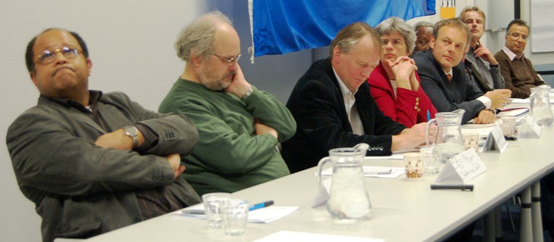 Panel bij een debat over mogelijkheden van een gemeentelijk anti-discriminatiebeleid
