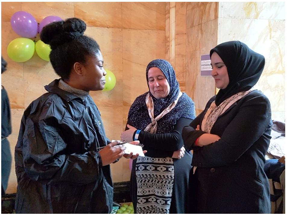 Amnesty-vrijwilligster Jeanice probeert bezoeksters te verleiden de kaartenactie te ondersteunen