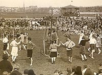 1 Mei 1933, dans om de Meiboom op het Haagse Malieveld, door aanhangers van de SDAP en leden van de AJC