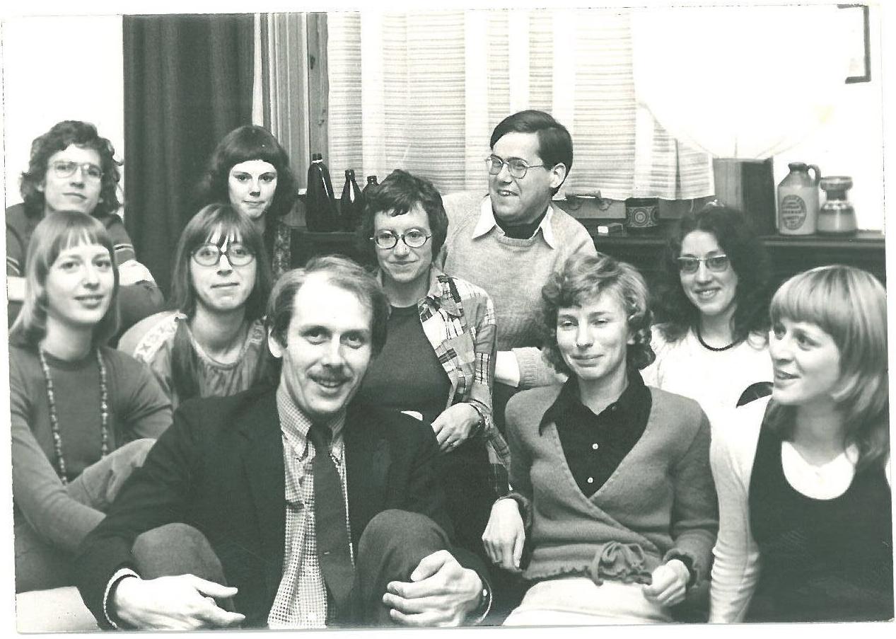 Huiskamerfoto van de/een groep van Amnesty Leiden in 1972 