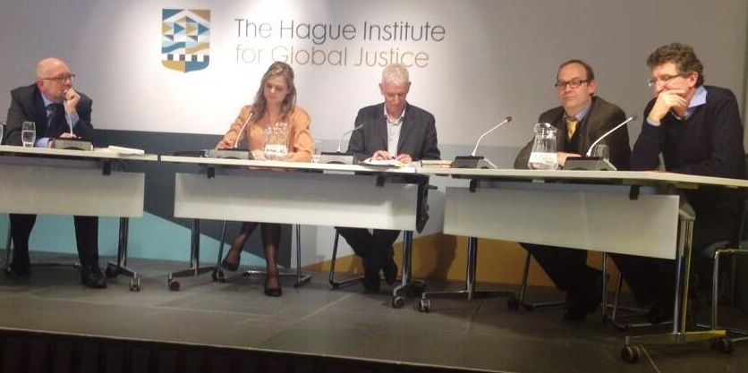 Het panel tijdens het seminar op 14 februari 2014 in Den Haag. Van links naar rechts: Lars van Troost, Doutje Lettinga en Steve Crawshaw van Amnesty International, Todd Landman en Stephen Hopgood