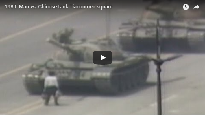 Still van CNN-clip over de Chinese 'Tankman' van 1989 + link