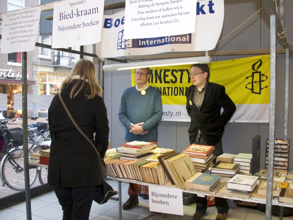 Boekenmarkt - kraam met bijzondere boeken: verkoop aan de hoogste bieder
